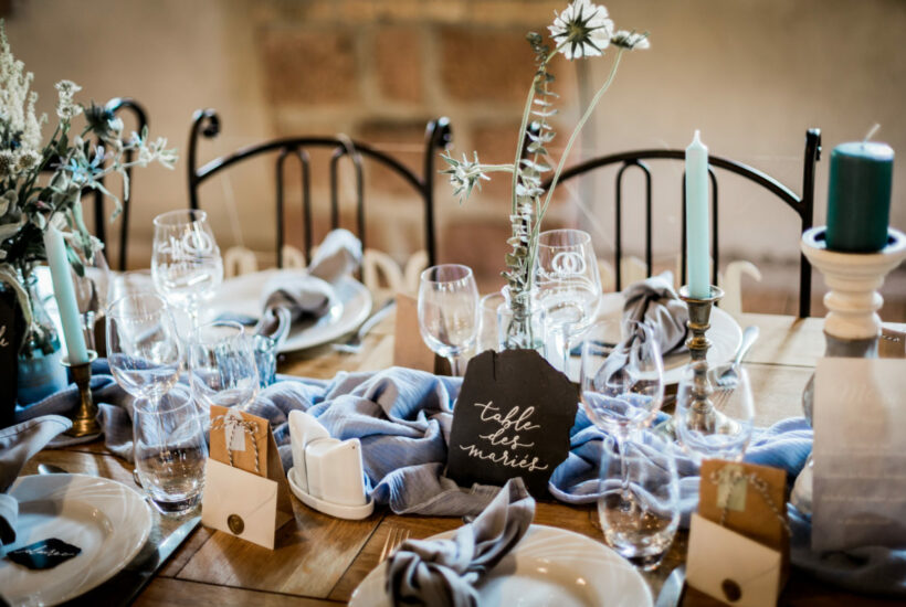mariage bleu et ardoise dans une scierie