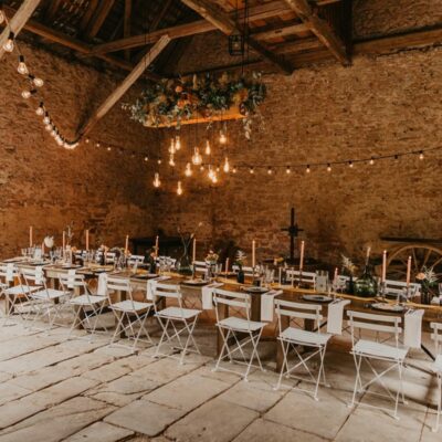 Un mariage bohème et champêtre dans une grange