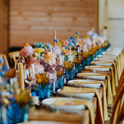 Un mariage coloré avec des fleurs pressées