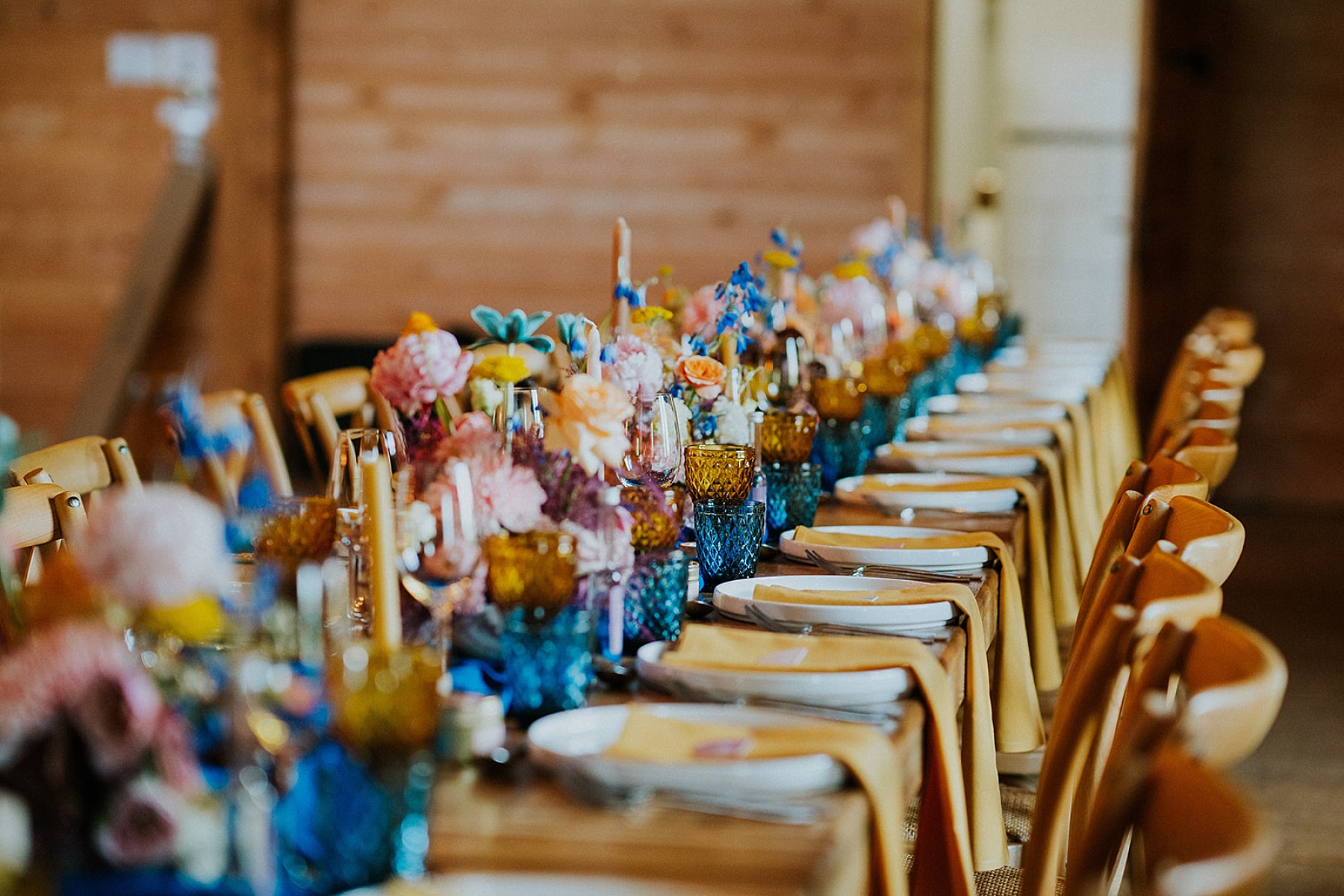 mariage coloré fleurs pressées tables