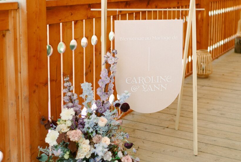 Mariage mauve terracotta bleu ciel, panneau bienvenue arche