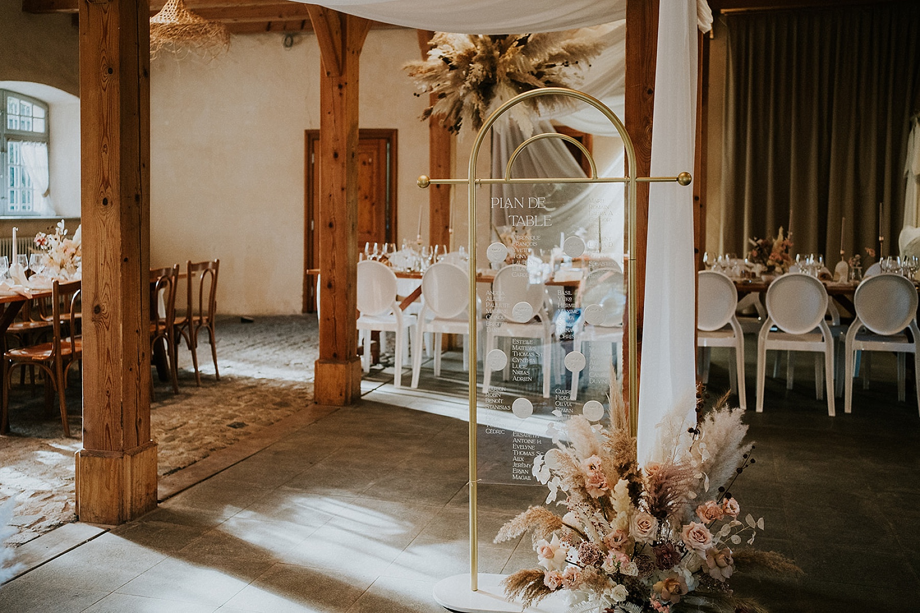 mariage moderne ocre et nude salle et plan de table